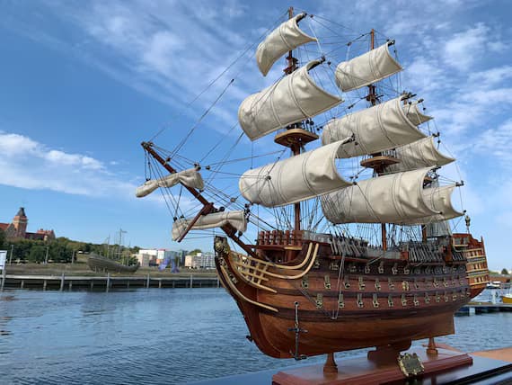 Discover the Majesty of 17th Century Naval Warfare with a Handcrafted Wooden Model Ship